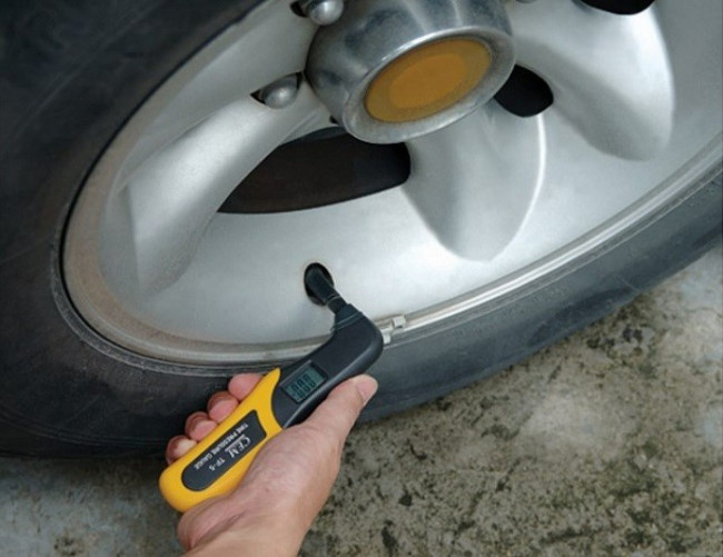 Автомобильный манометр CEM TP-5